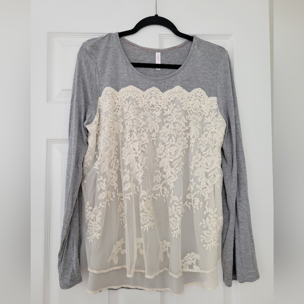 Women's XXL Xhilaration Gray and Cream Lace Blouse